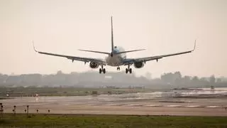 Encontronazo entre una pasajera y la aerolínea: todo el avión se levanta a defenderla