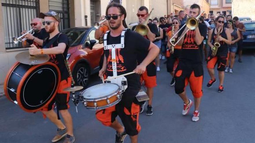 Una de las actuaciones de las charangas por las calles en Borriol.