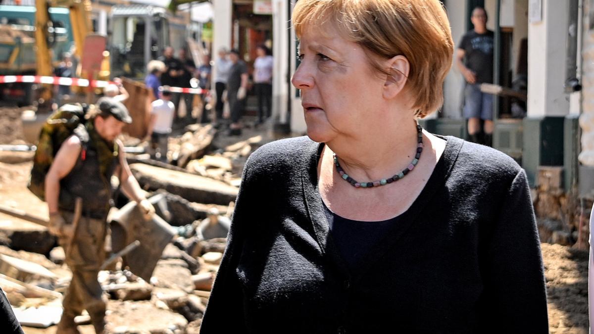 Angela Merkel visita la zona de las inundaciones.