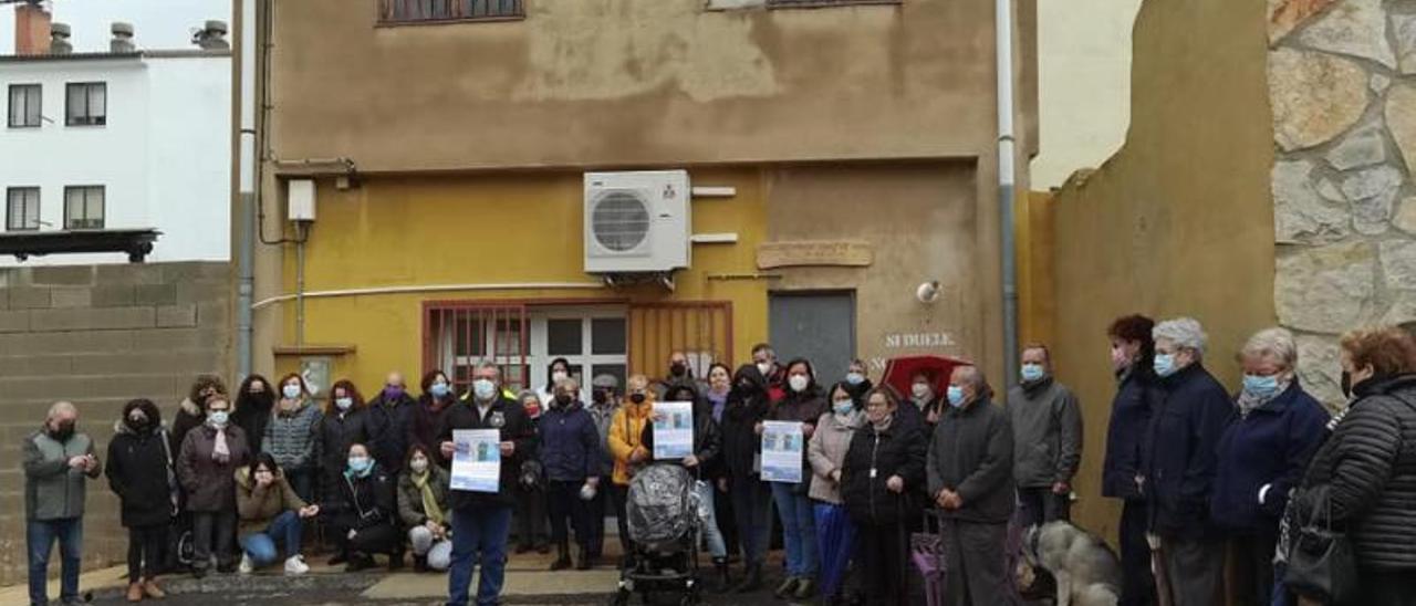 Protesta de los vecinos de los vecinos de Escucha, hace unos meses, por la falta de profesionales sanitarios.