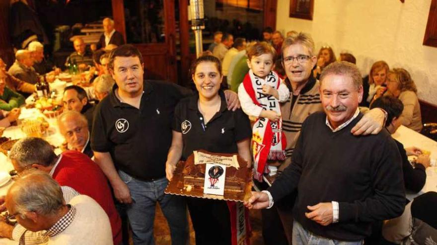 Asistentes a la cena de aniversario de la peña sportinguista Isma.