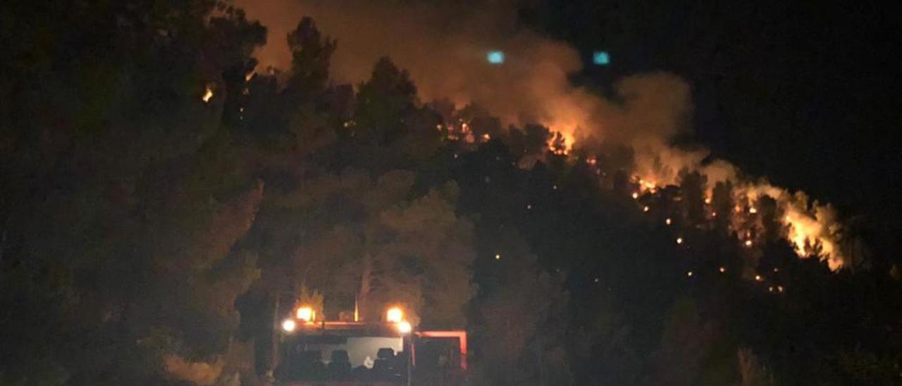 Los bomberos en plena intervención.