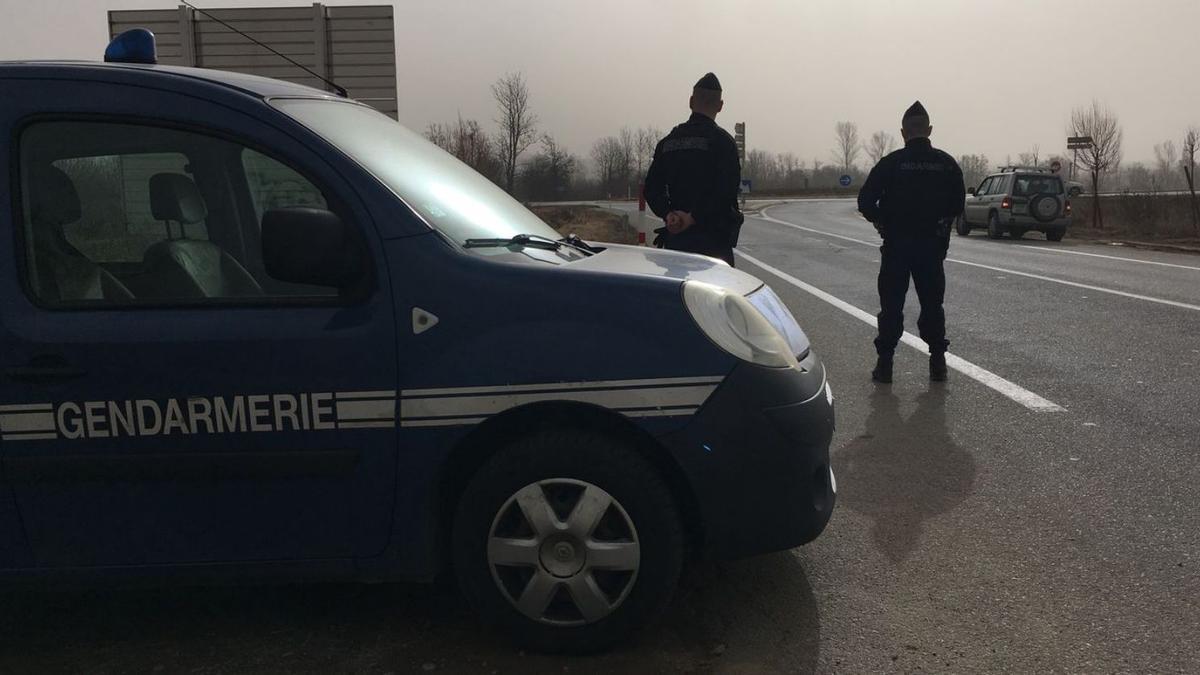 Un control de la Gendarmeria a la rotonda d’Ur, on conflueix el trànsit dels dos estats | ARXIU/M.S.