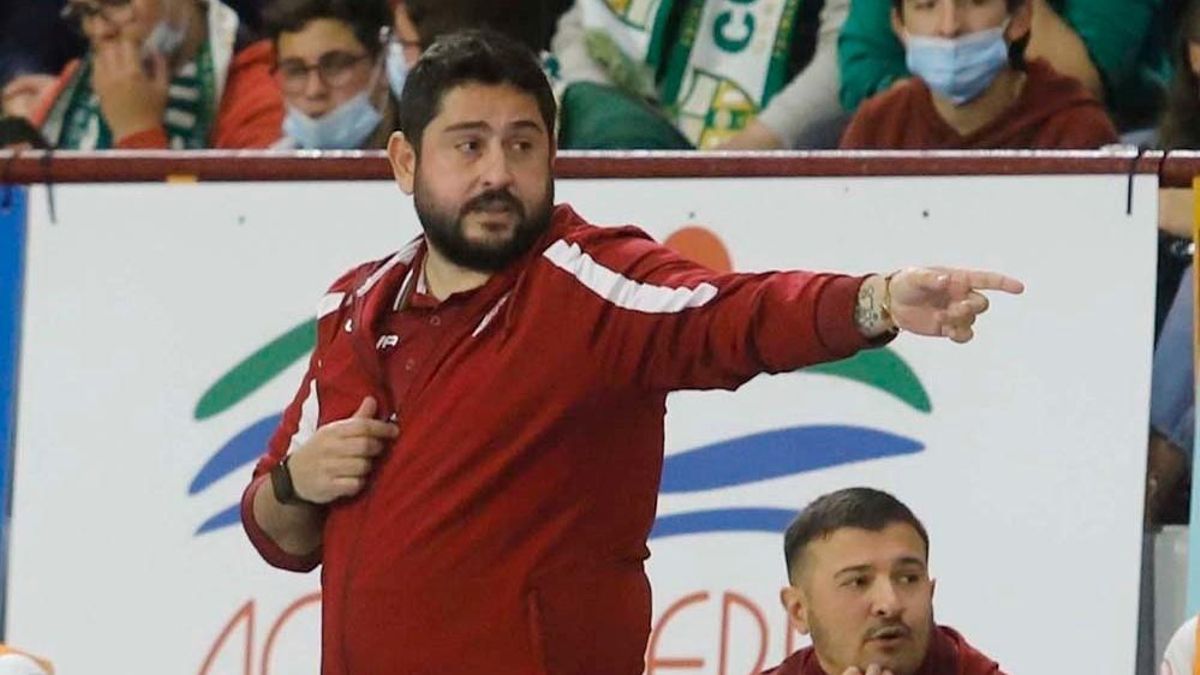 Josan González ofrece indicaciones en el partido frente al Industrias Santa Coloma.