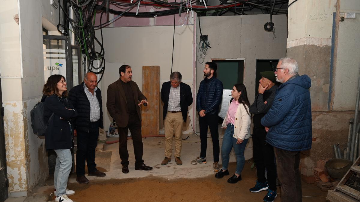 El director del Fundación CB. el arquitecto, el constructor, los artistas y personal de la entidad en una visita a la obra del edificio de la calle Montesinos.