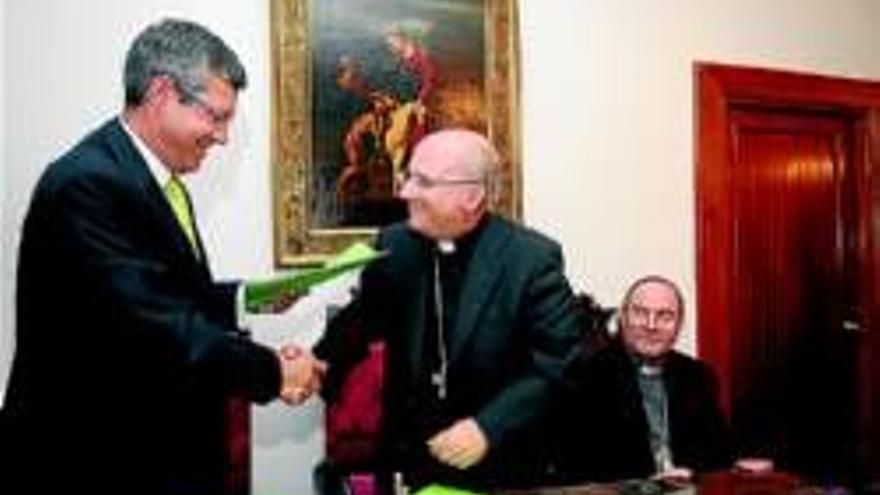 Caja Extremadura dona 392.000 euros a dos obispados