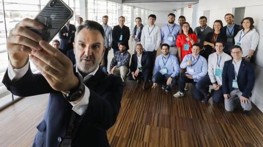 El director de Lanzadera, Javier Jiménez, se hace un «selfie» con los emprendedores.