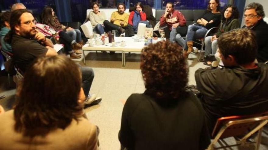 La primera reunión de la Plataforma pola Cultura se celebró el viernes en el Huracán. // J. L. Oubiña