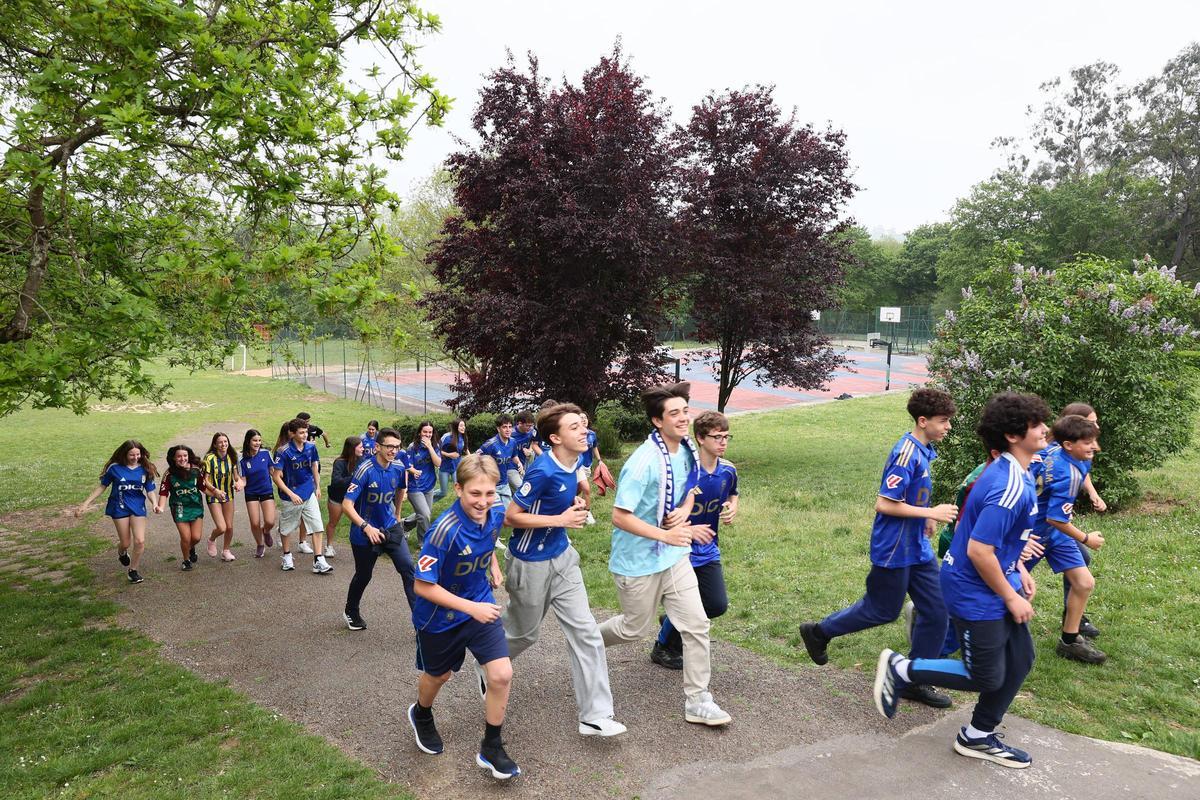 EN IMÁGENES: Los alumnos del colegio École se visten de azul para apoyar al Real Oviedo