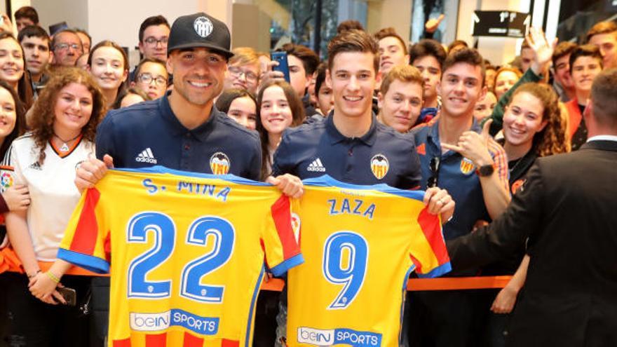 Santi Mina y Zaza posan para SUPER con aficionados.