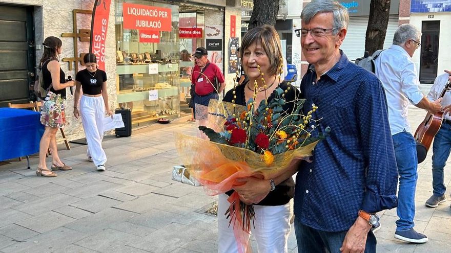 Emotiva &quot;festa sorpresa&quot; en el comiat de la històrica Joieria Ferrer de Figueres