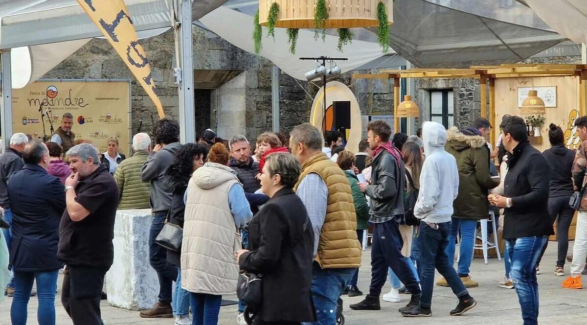Vecinos y visitantes en Melide durante una exaltación de productos típicos