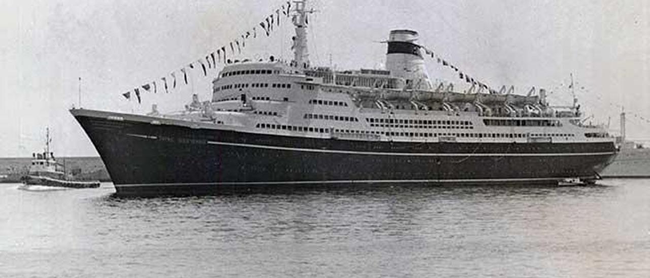 El &#039;Taras Shevchenko&#039; partiendo del puerto de Palma en su primera escala en julio de 1967.
