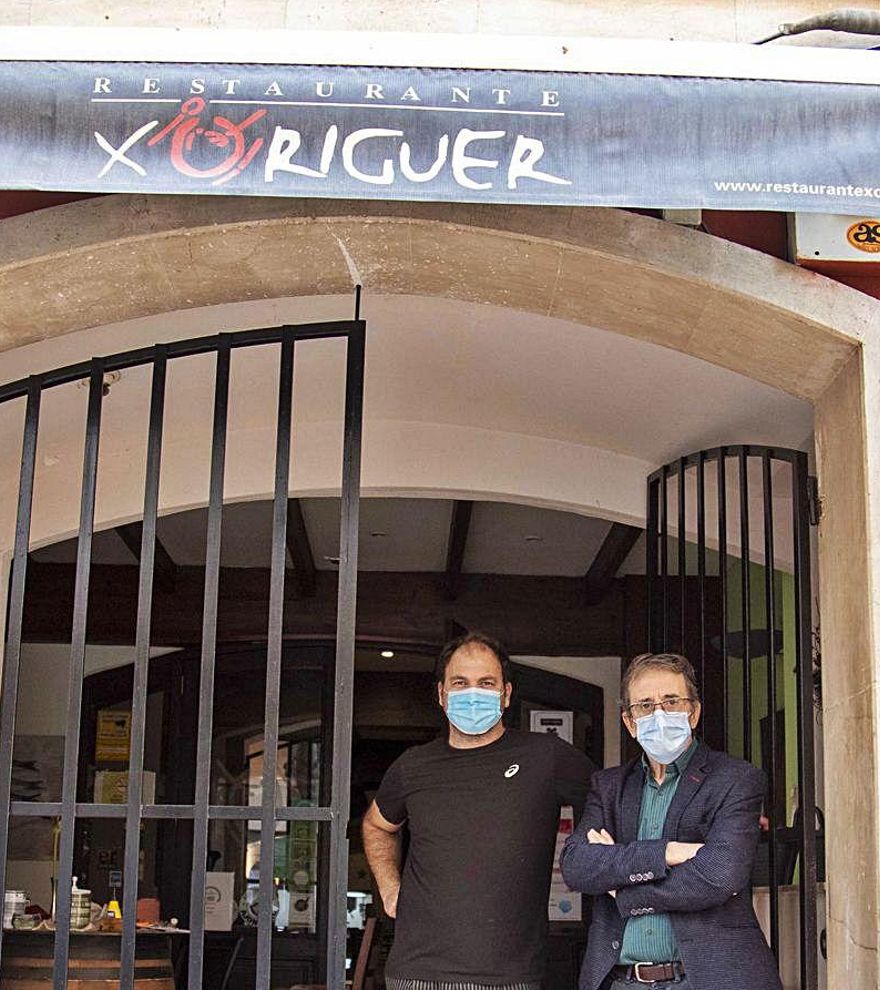 Hernán Campos y Guillem Miró, en la entradadel Xoriguer.