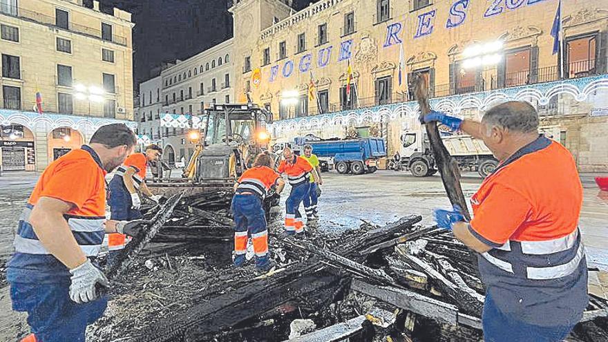 Operarios de UTE Alicante recogiendo restos de la cremà.