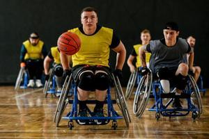 Ex-soldados ucranianos heridos, se recuperan jugando a baloncesto en silla de ruedas