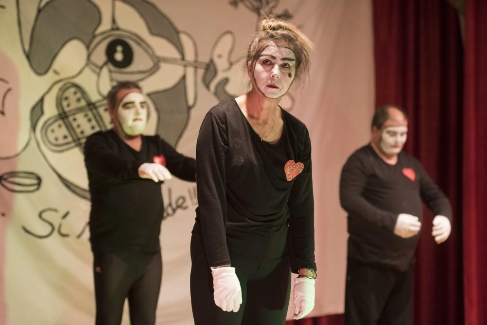 La tarda de circ i teatre a la Llar Sant Joan de Déu mostra el poder transformador de les arts escèniques