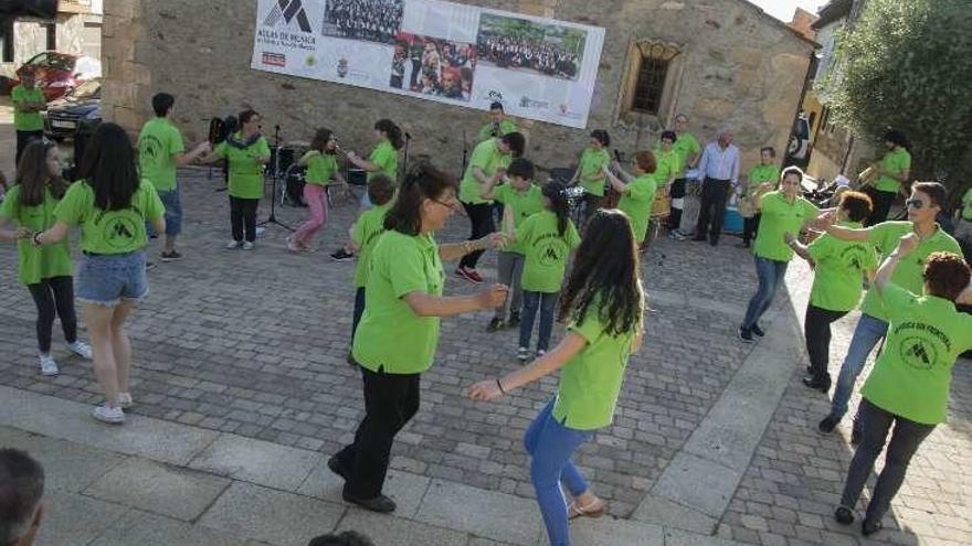 Los alumnos deleitaron al público con un baile en la Plaza Mayor de Trabazos.