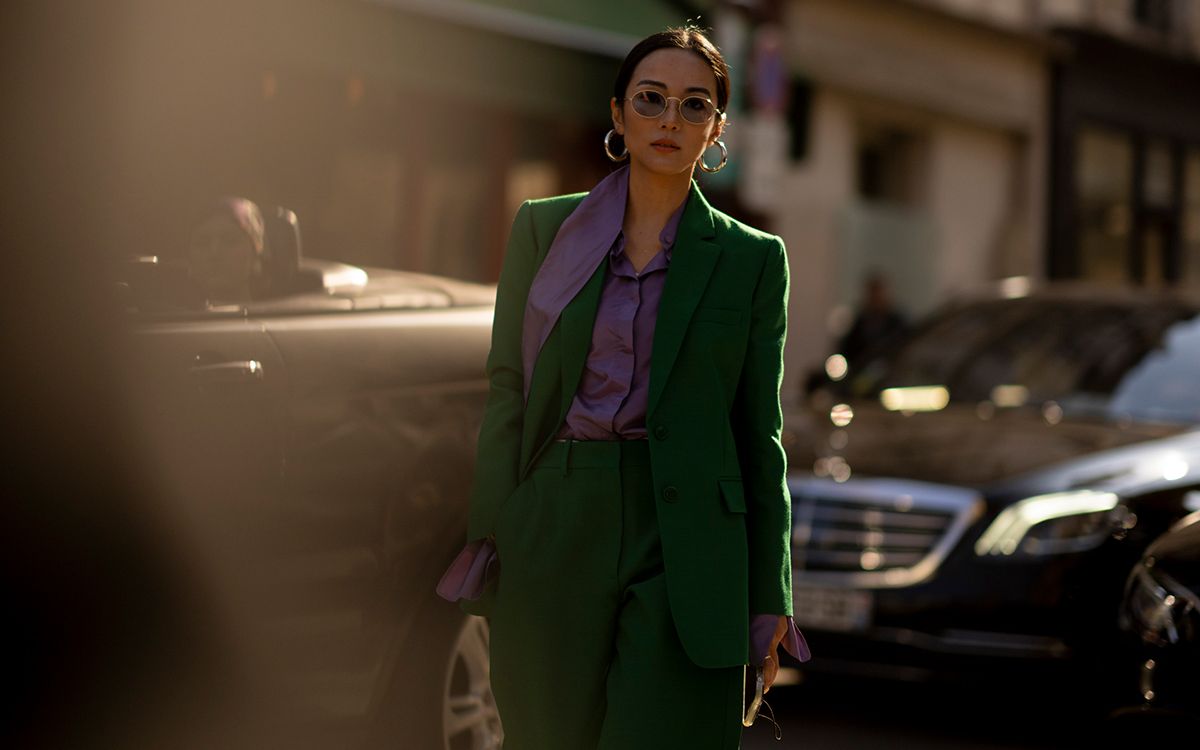 Ocho trajes de chaqueta de colores para las invitadas de la primavera 2022