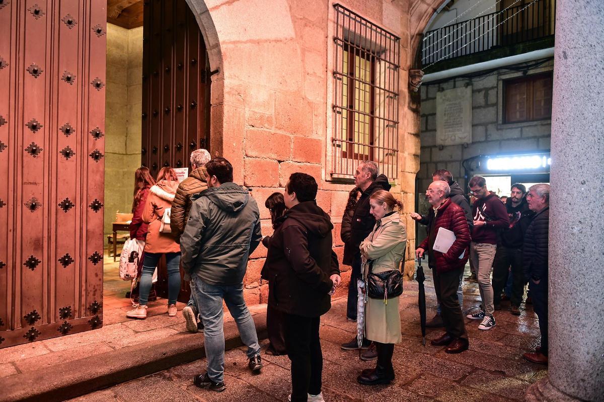 Espera para firmar en el libro de condolencias por la muerte de Robe.