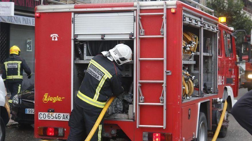 Los bomberos de Córdoba actúan en el fuego en una sala de contadores en el Guadalquivir