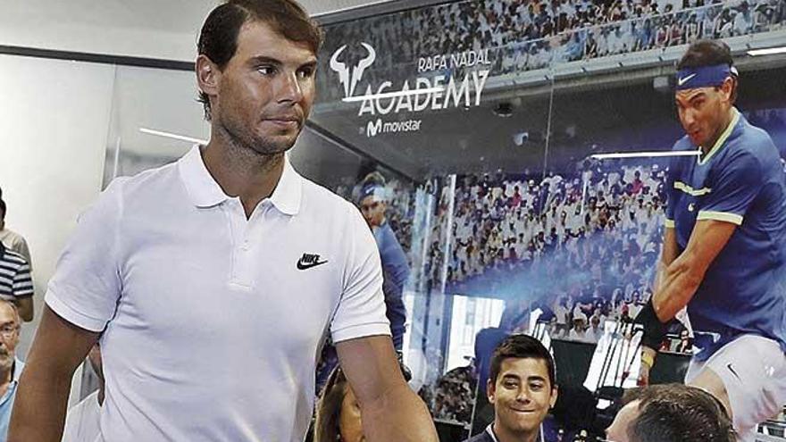 Rafel Nadal se dirige a su asiento antes de empezar la rueda de prensa ayer en la Academia en Manacor.