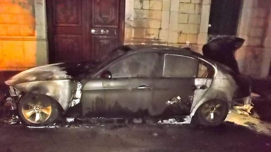Así quedó el vehículo del entonces alcalde, Carlos Simarro (PP), tras el incendio de 2012.