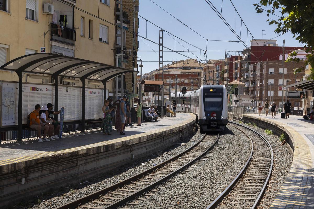 La actual estación está en curva, una de las razones que requieren su reubicación.