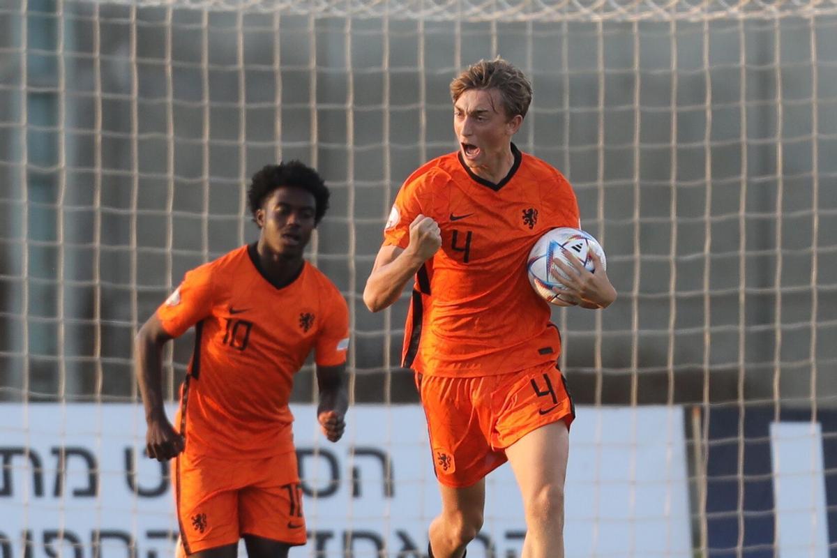 Rishon Lezion (Israel), 22/05/2022.- Dean Huijsen (R) of the Netherlands celebrates after scoring a goal during the group B soccer match between the Netherlands and France at the UEFA European Under-17 Championship in Rishon LeZion, Israel, 22 May 2022. (Francia, Países Bajos; Holanda) EFE/EPA/ABIR SULTAN