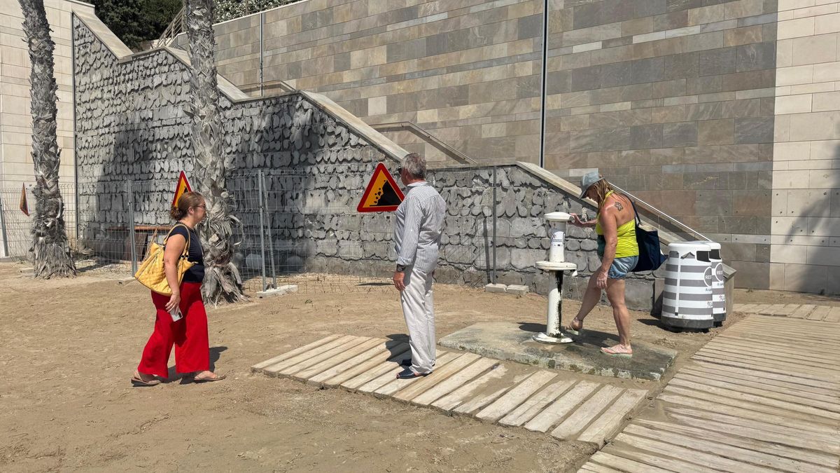 El murete sin reparar en la playa de la Albufereta.