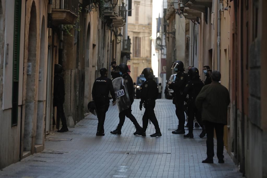 Inician los tres desahucios de la calle Sol sin incidentes