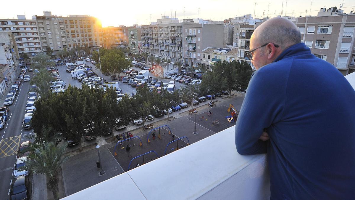 El solar de J&#039;Hayton, ahora convertido en aparcamiento gratuito de vehículos en el corazón del barrio de Carrús.