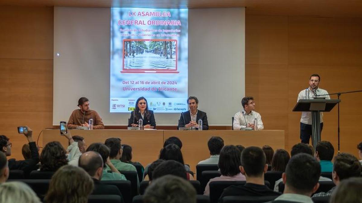 Un instante de la asamblea general ordinaria de Ingeniería Informática en la UA