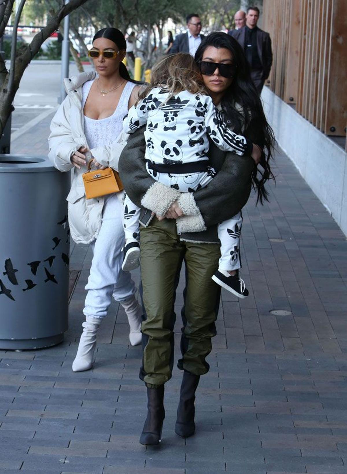 Kim y Kourtney Kardashian de paseo con chándal y botines