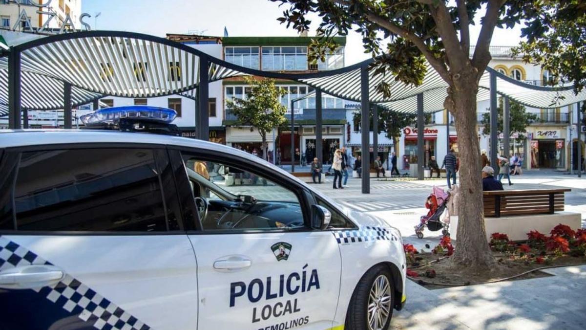 Heridos cinco jóvenes en Torremolinos al salirse de la vía un turismo y chocar con una rotonda