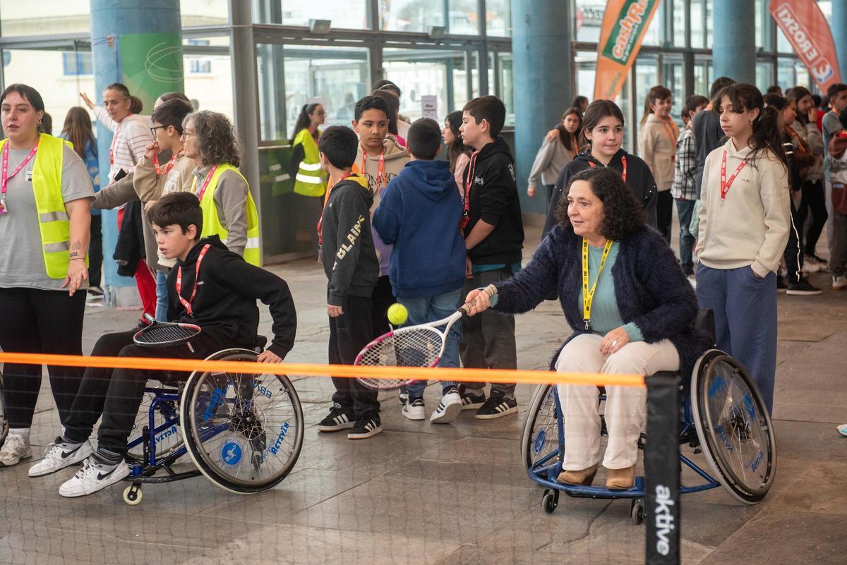 Enki reúne a 500 estudiantes de 14 centros de A Coruña para conocer el deporte inclusivo