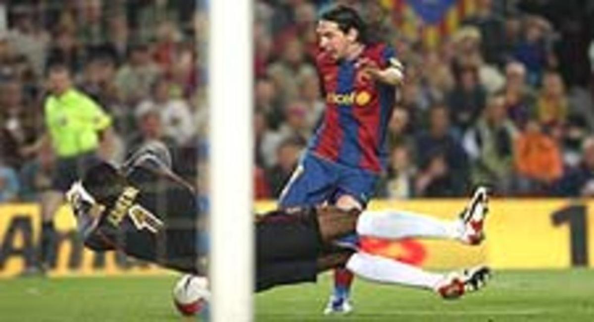 Messi intenta batre Kameni ahir a la nit, al Camp Nou. Messi intenta batre Kameni ahir a la nit, al Camp Nou.