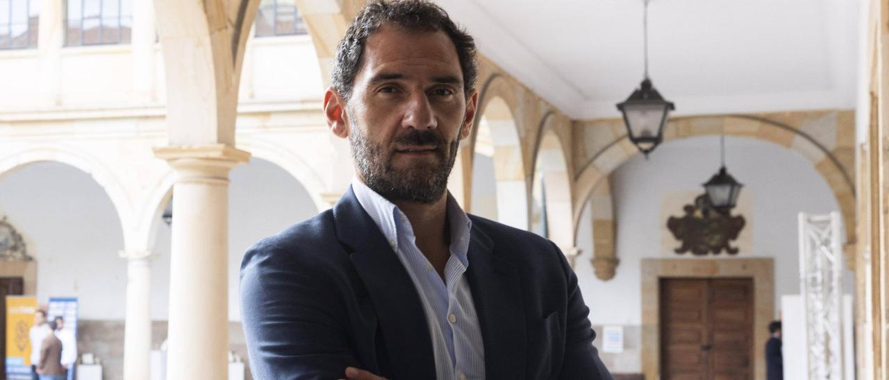 Jorge Garbajosa, presidente de FIBA Europa, en el edificio histórico de la Universidad de Oviedo