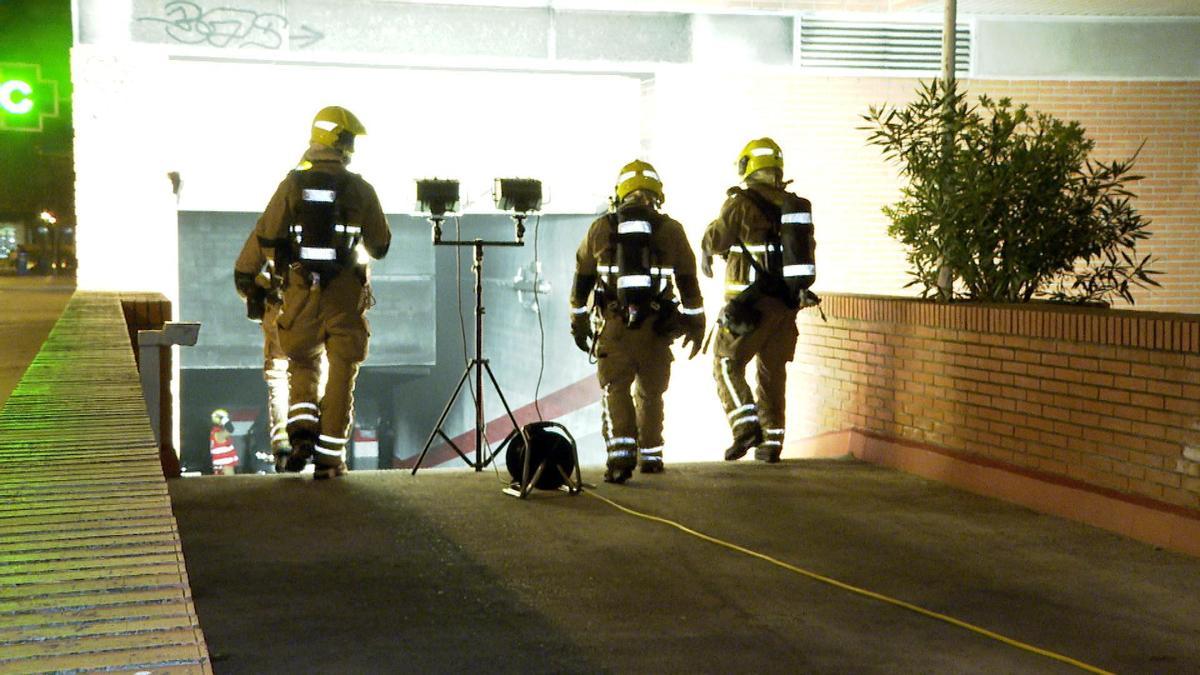 Tres bomberos se dirigen al interior del garaje, esta madrugada.