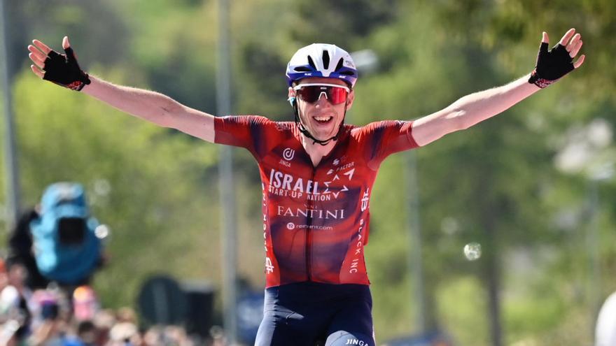 Dan Martin celebra su victoria en el Giro.