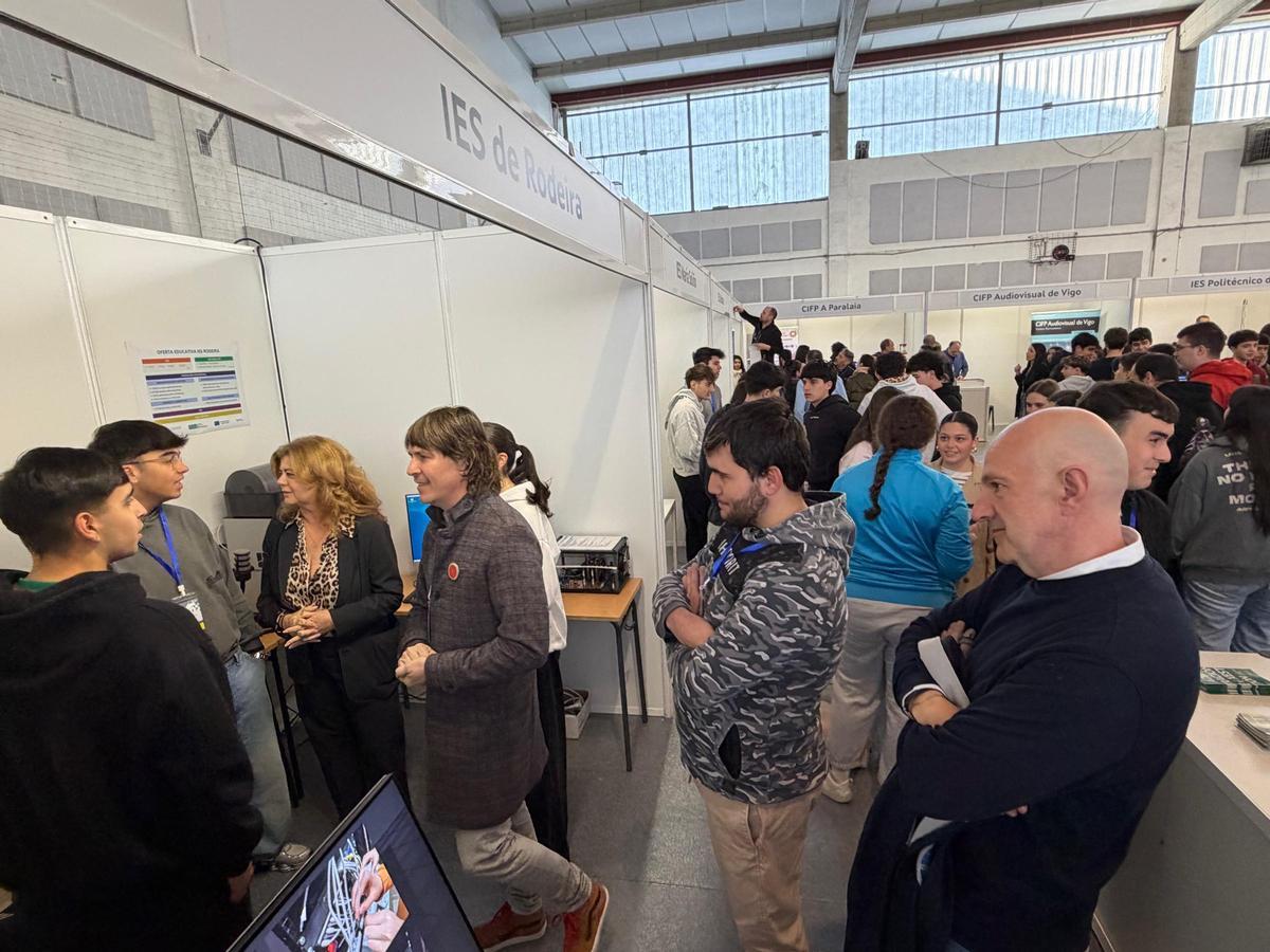 Centenares de personas visitaron la feria, ayer, en el IES de Rodeira.
