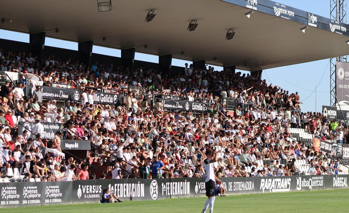 Tribuna del estadio Romano José Fouto repleta de público.