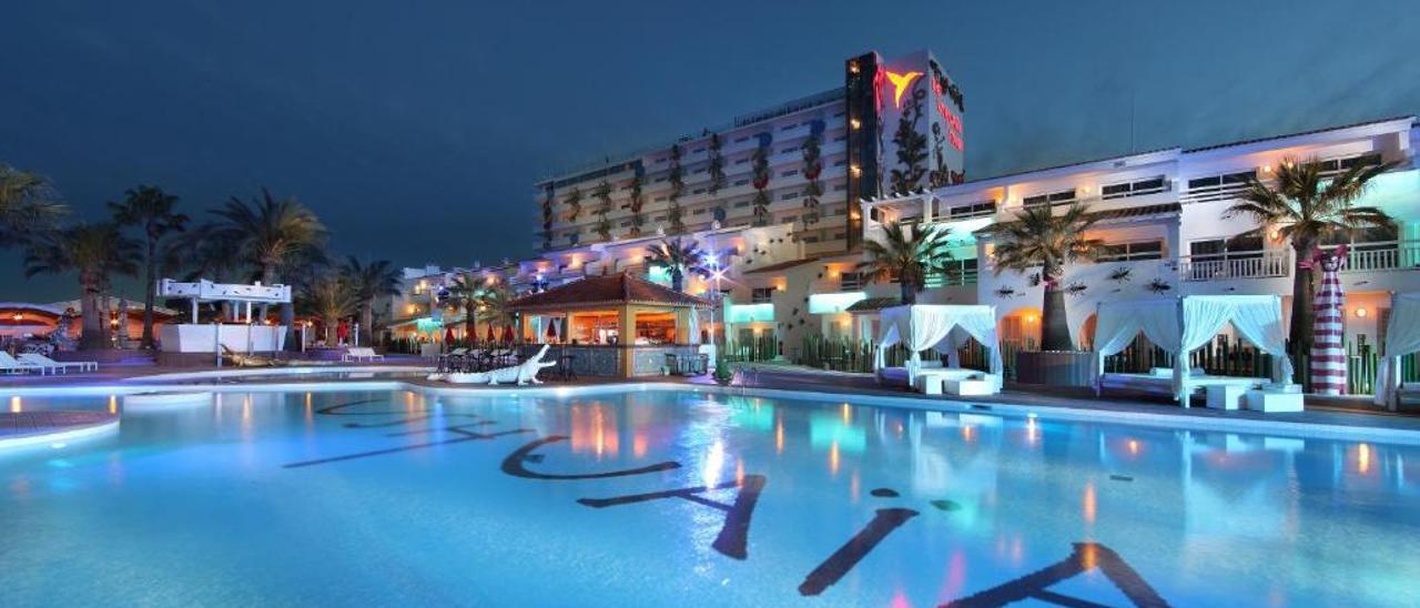 Imagen de la piscina de Ushuai ibiza Hotel.