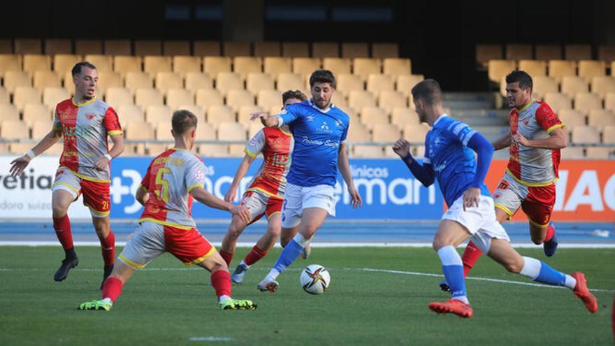 Goma, con el balón, durante un partido con el Xerez esta temporada.