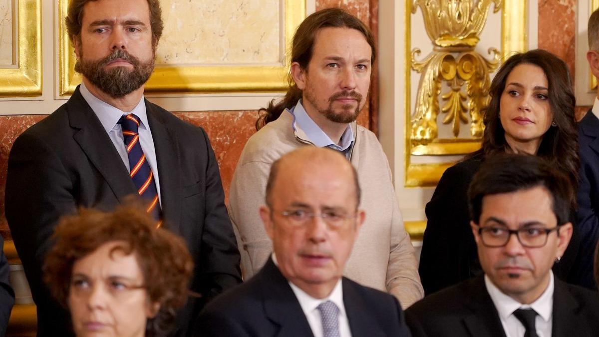 Pablo Iglesias, junto a Iván Espinosa de los Monteros e Inés Arrimadas, en el Congreso.