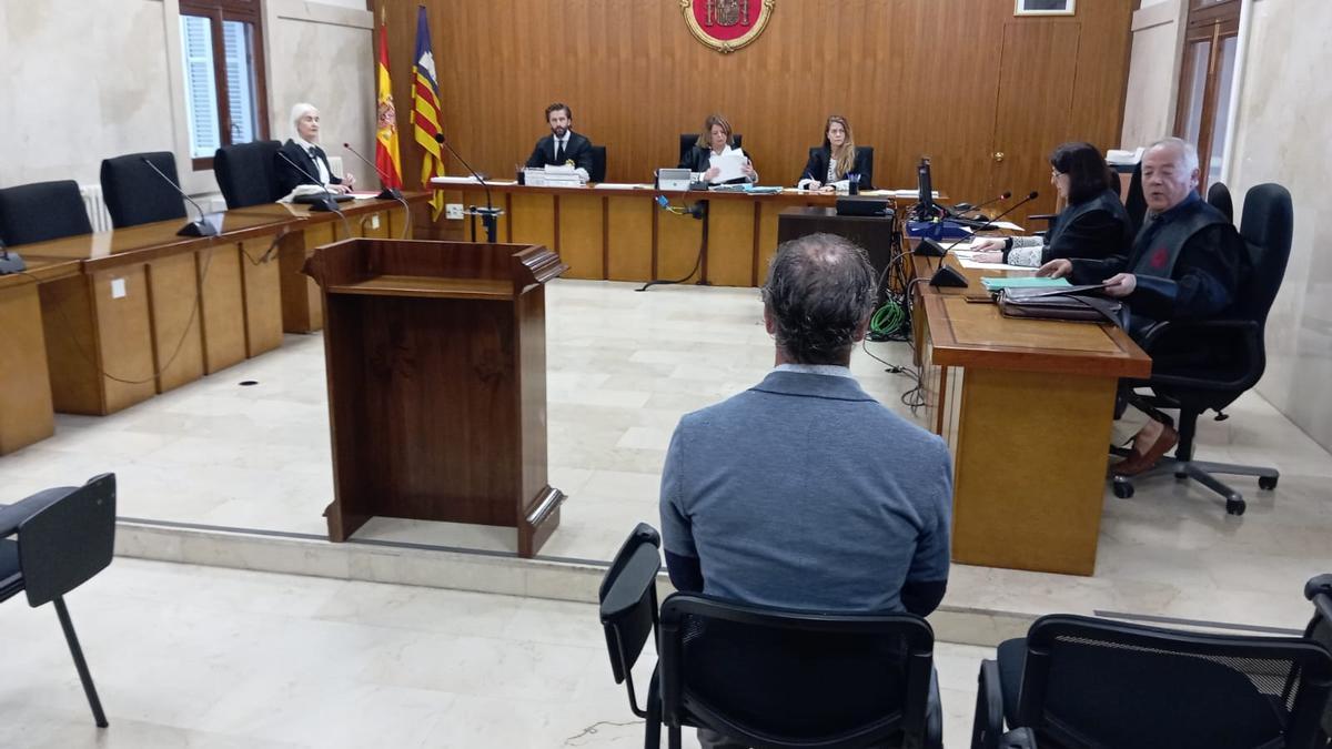 El hombre condenado, hoy durante el juicio en la Audiencia.