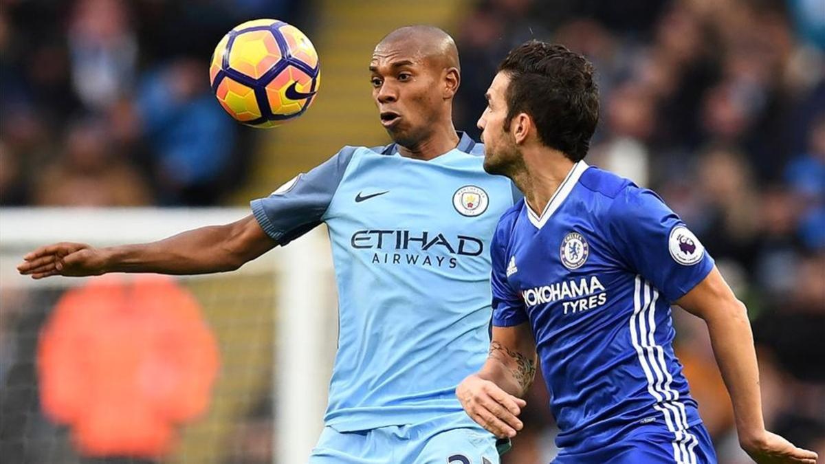 Cesc, con Fernandinho en un lance del partido entre el Manchester City y el Chelsea