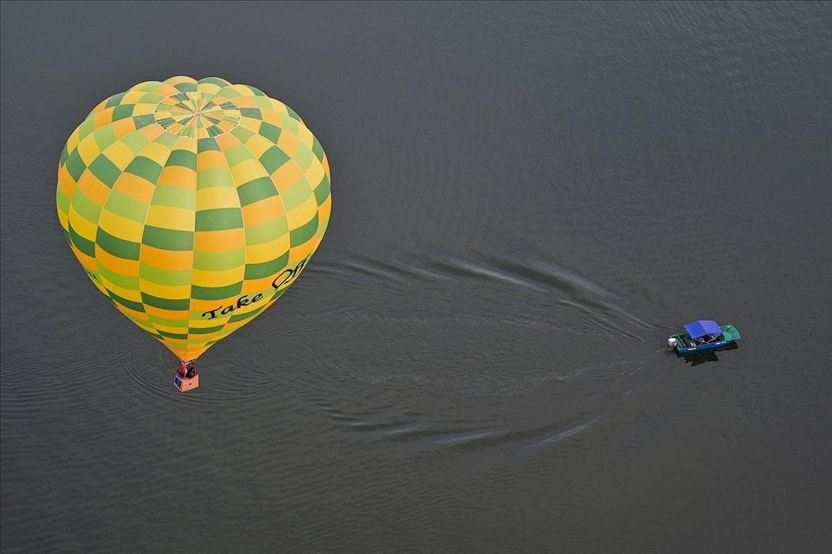  Un globo aerostático vuela sobre un lago en Putrajaya durante el festival internacional.