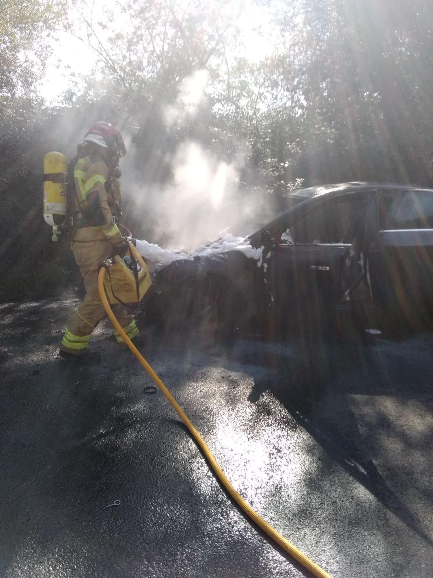 Los bomberos sofocan un incendio en un coche en Oleiros