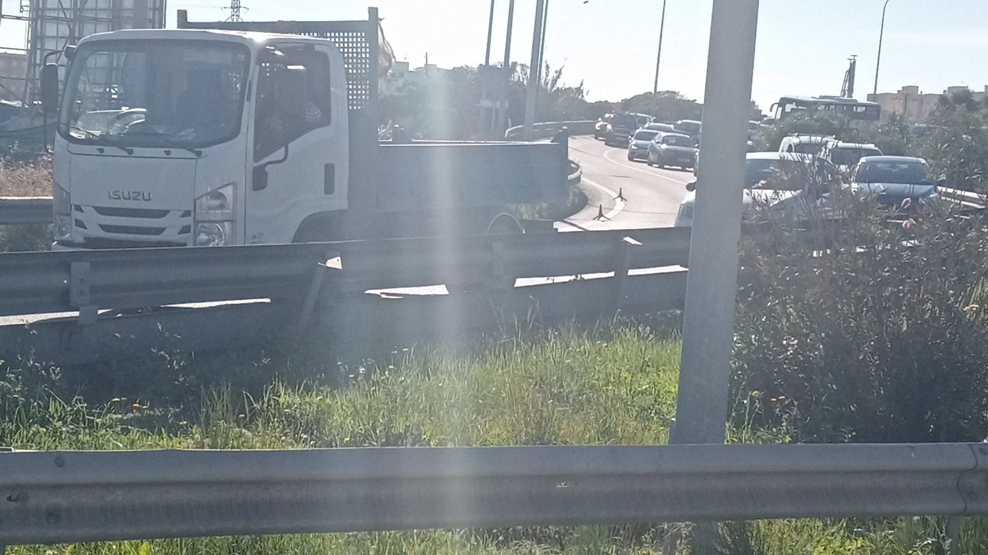 Un camión pierde la carga en la incorporación de la Vía de Cintura a la autopista de Llucmajor